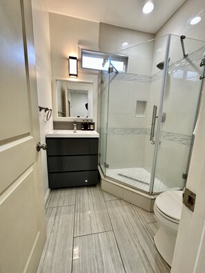 Doccia, asciugacapelli, asciugamani, sapone