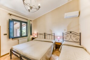 2 bedrooms, free WiFi, bed sheets - Vineyard Dépendance With Shared Pool, Casal Velino, Italy (Casal Velino)