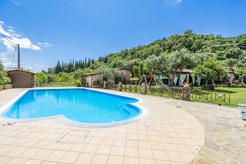 Local Stone Cottage With Shared Pool, Casal Velino, Italy