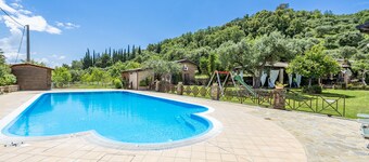 Local Stone Cottage With Shared Pool, Casal Velino, Italy