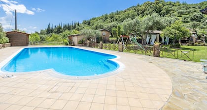 Local Stone Cottage With Shared Pool, Casal Velino, Italy
