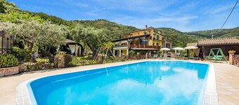 Local Stone Cottage With Shared Pool, Casal Velino, Italy
