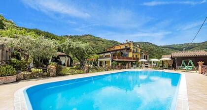 Local Stone Cottage With Shared Pool, Casal Velino, Italy