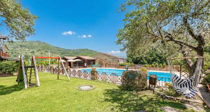 Local Stone Cottage With Shared Pool, Casal Velino, Italy