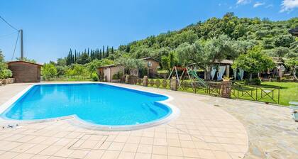 Local Stone Cottage With Shared Pool, Casal Velino, Italy