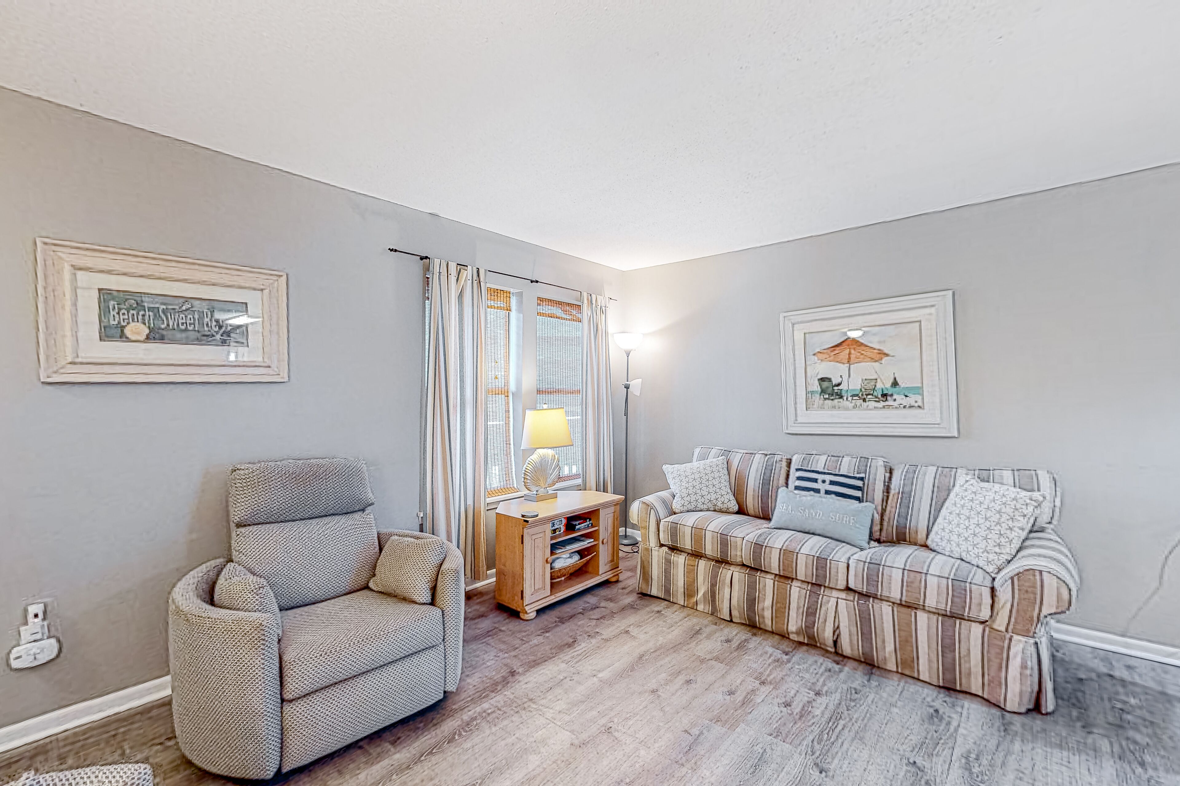 1st-floor snowbird-friendly condo with on-site pool, beach access, & balcony