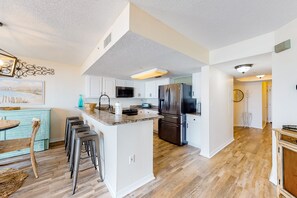 Réfrigérateur, four à micro-ondes, un four, surface de cuisson