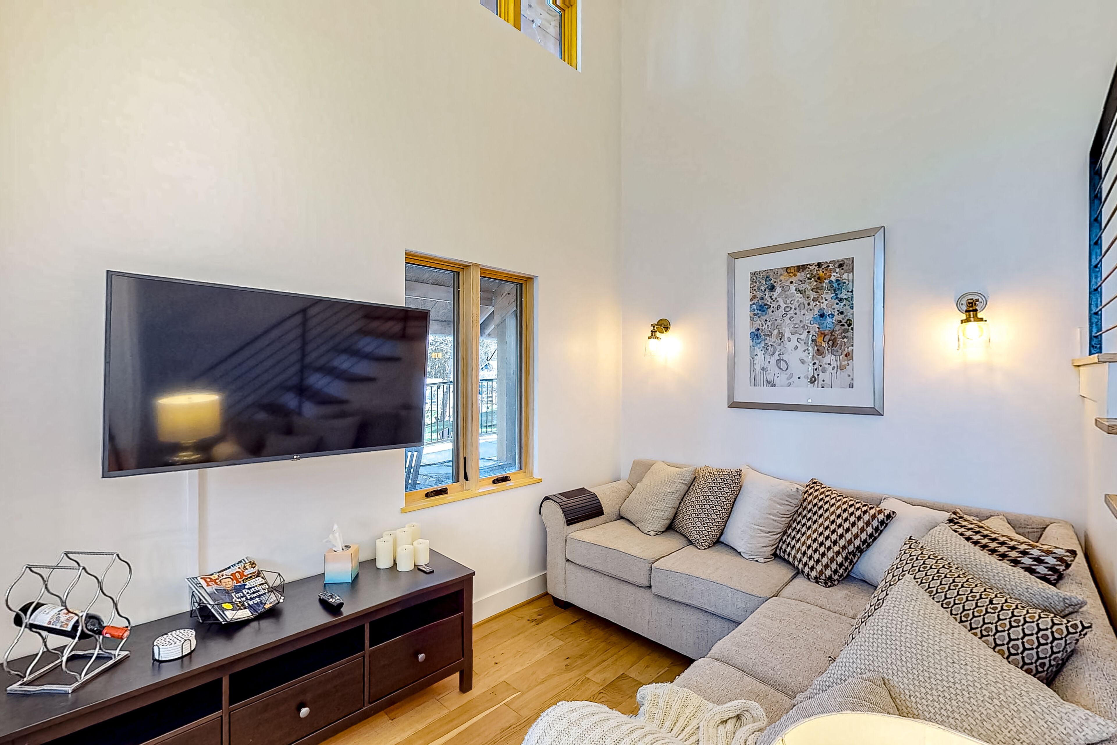 Modern creekside cottage with patios, yard & great location for exploring