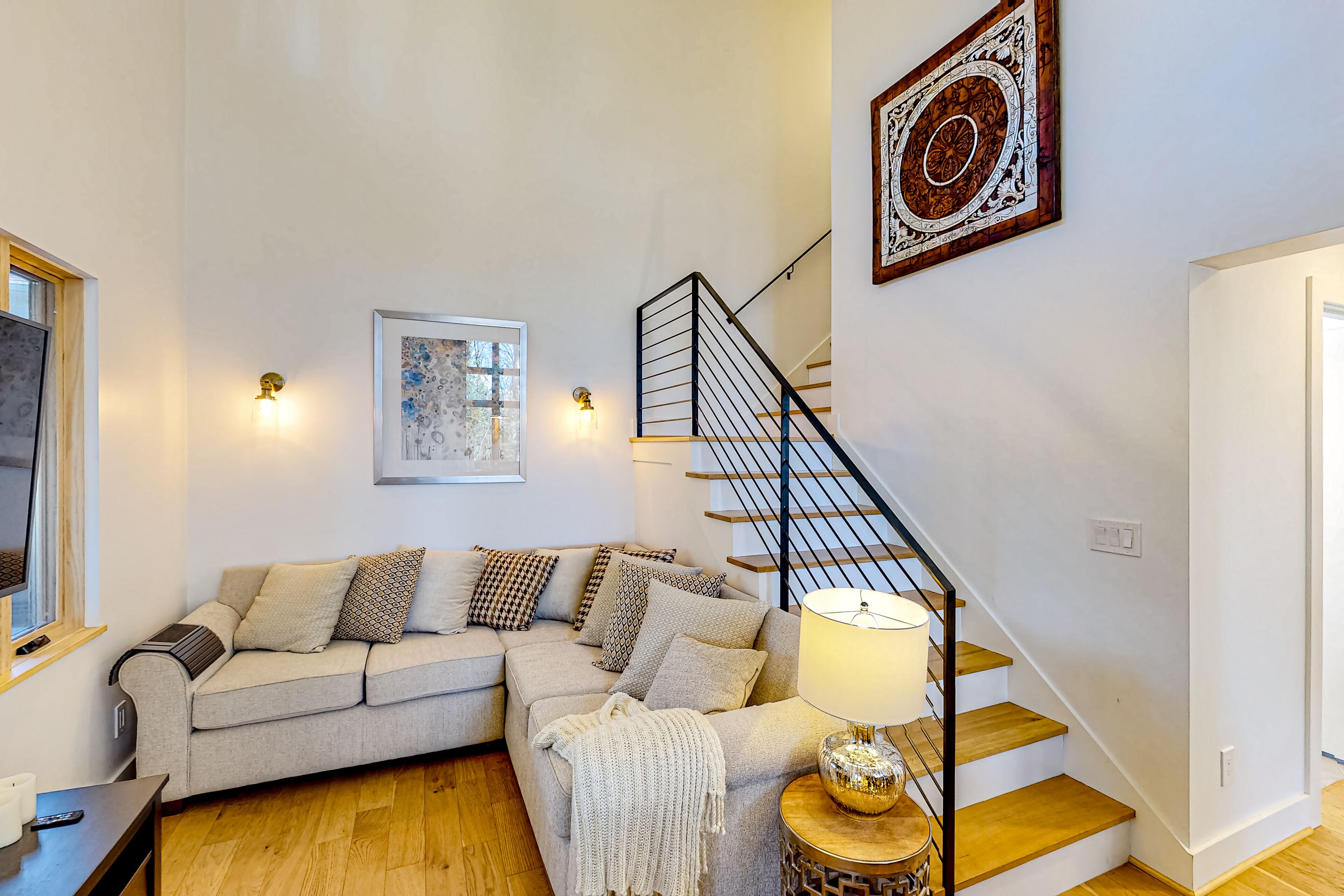 Modern creekside cottage with patios, yard & great location for exploring