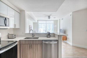 Fridge, microwave, oven, stovetop - Lovely Brickell 1BR w/ Gym, Pool & W/D, nr City Center, by Blueground (Miami)
