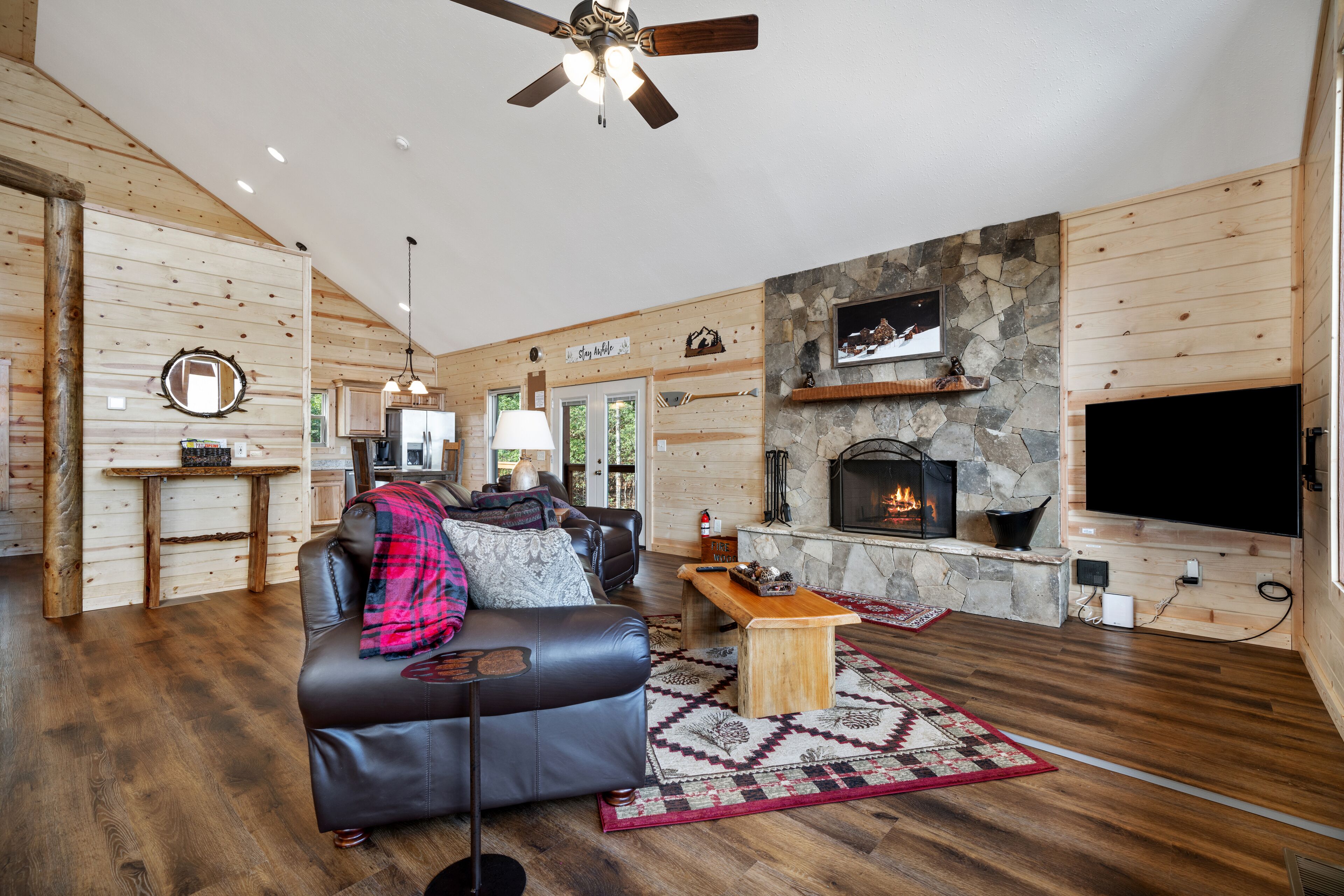 Brand-new cabin with stunning mountain view, deck, hot tub, & fireplace