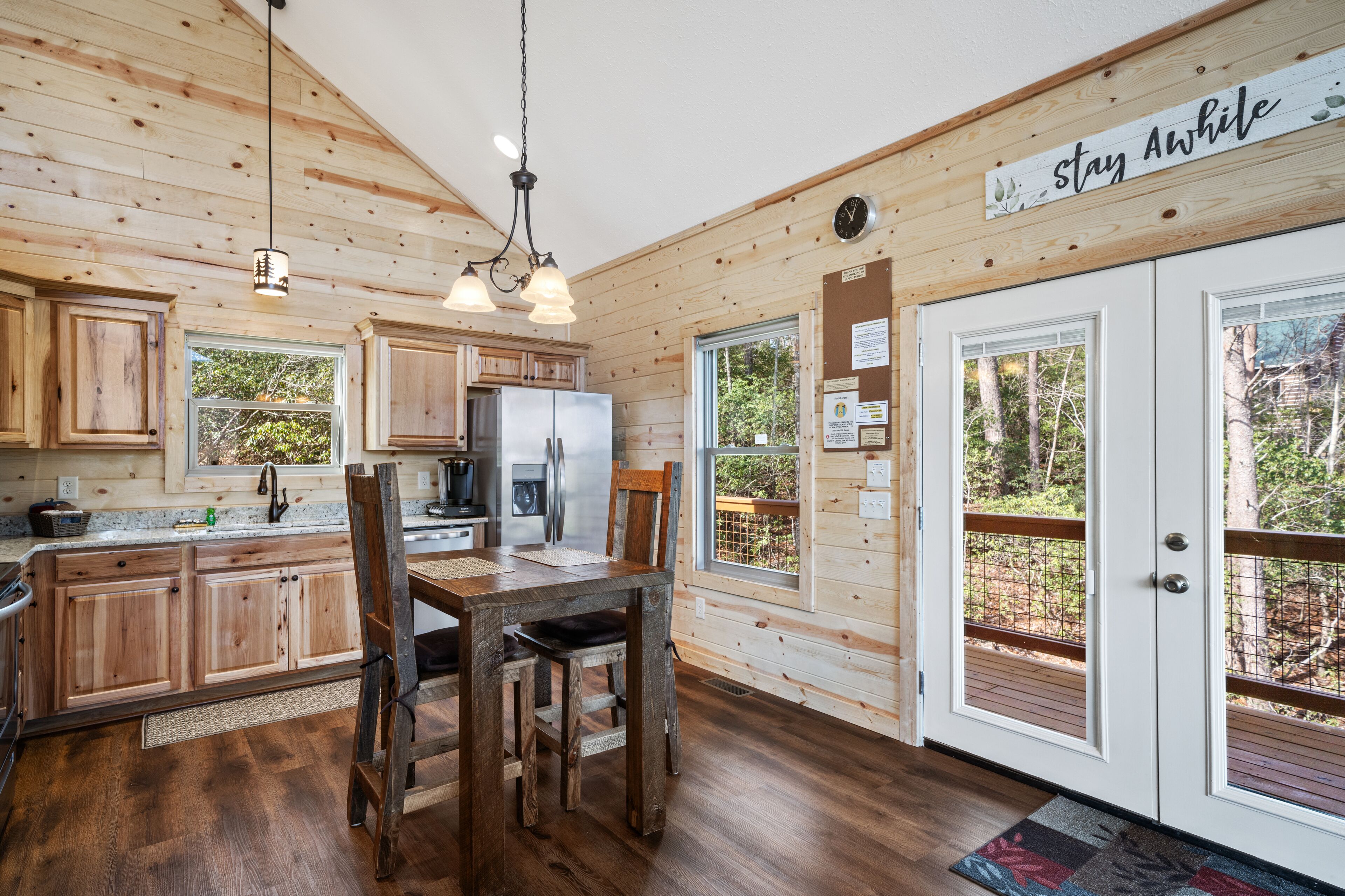 Brand-new cabin with stunning mountain view, deck, hot tub, & fireplace