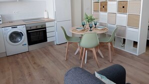 Wasserkocher mit Kaffee-/Teezubehör, Kühlschrank, Mikrowelle, Ofen