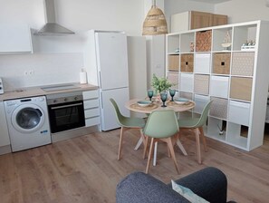 Réfrigérateur, micro-ondes, four, lave-vaisselle