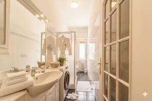Shower, hair dryer, bidet, towels - Flat with A/C 650m from the beaches | Ap32 (Imperia)