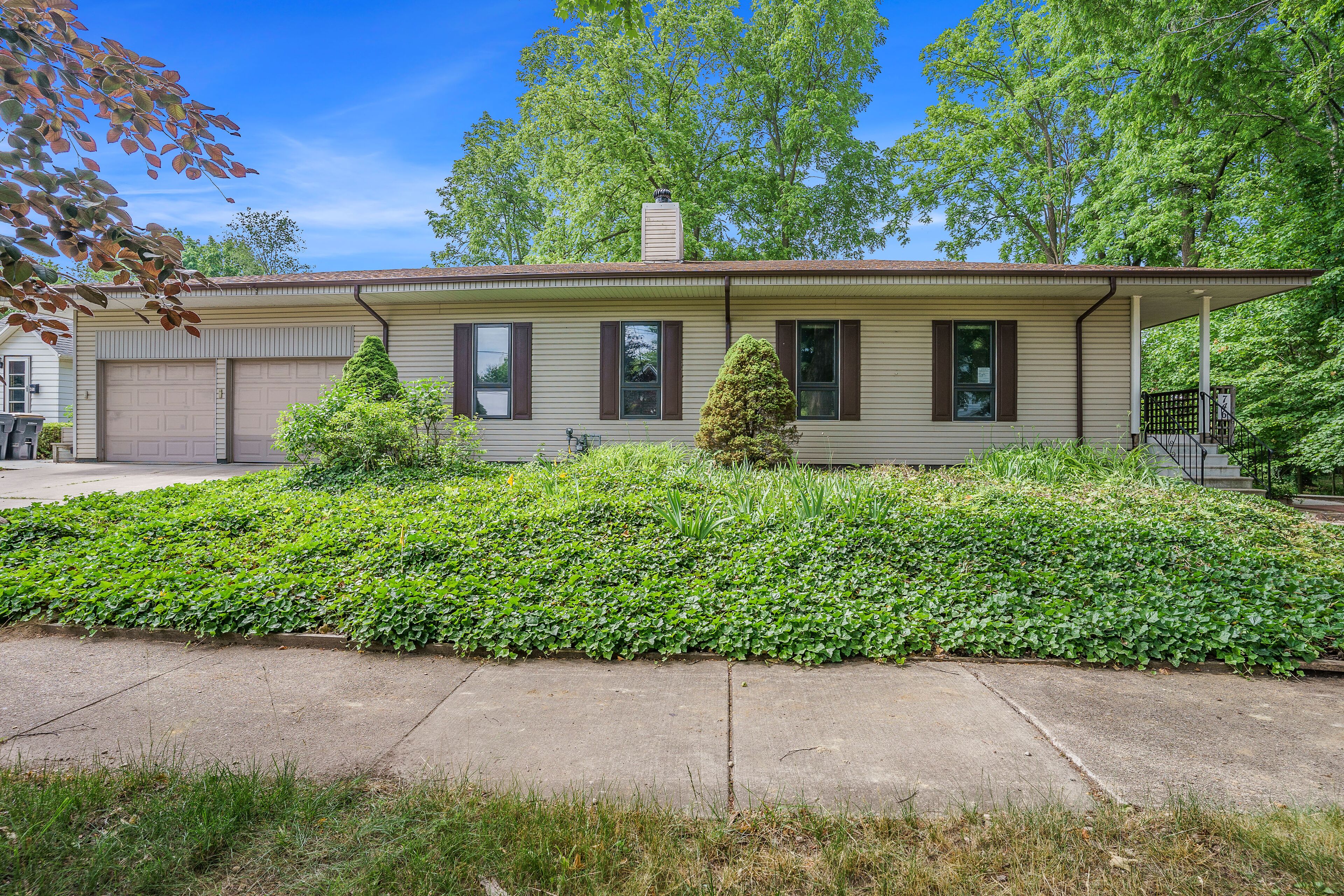 Dog-friendly home near Lake Michigan with a wood-burning fireplace, W/D, & AC