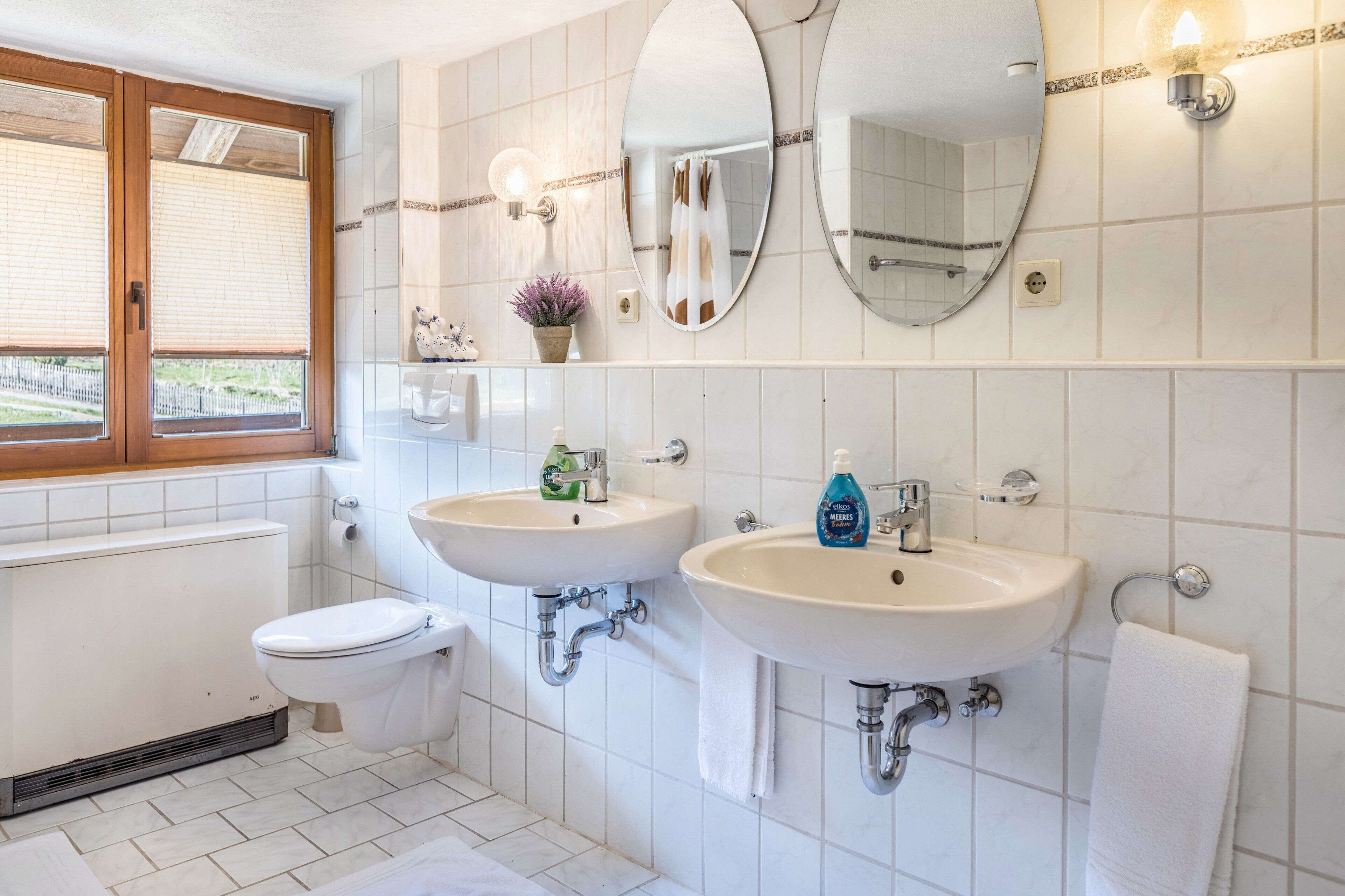 Tina, amenidades de baño gratuitas, toallas 