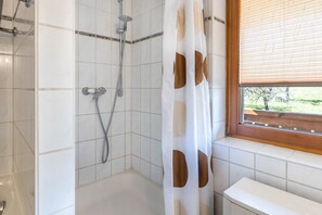 Tina, amenidades de baño gratuitas, toallas 