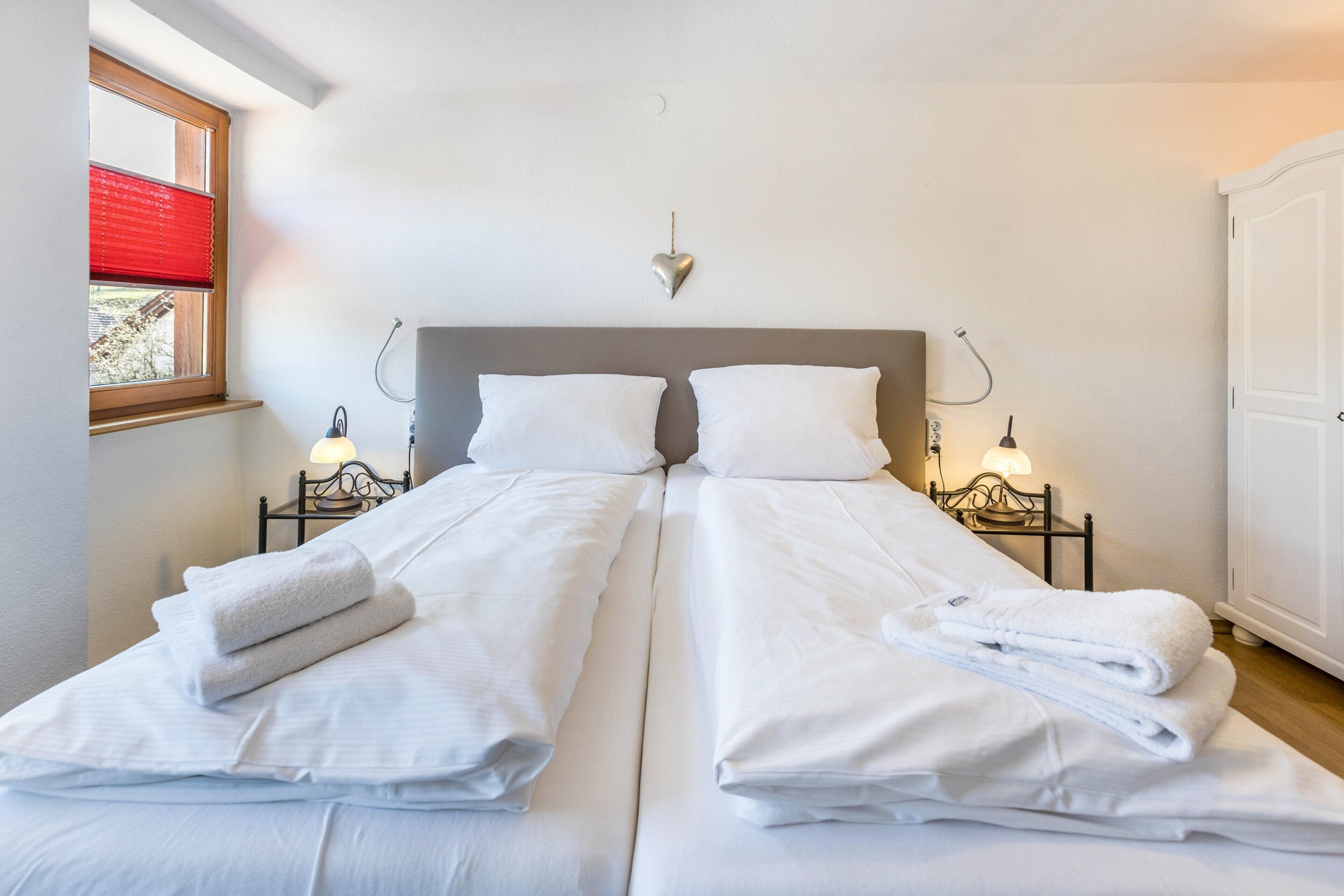 5 bedrooms, free WiFi, bed sheets