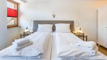 5 bedrooms, free WiFi, bed sheets