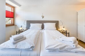 5 bedrooms, free WiFi, bed sheets - Holiday Apartment "Haus Steinatal" with Balcony, Shared Garden & Wi-Fi (Ühlingen-Birkendorf)