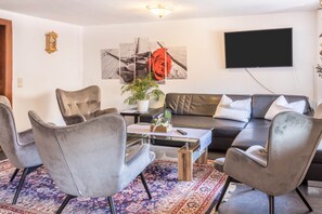 TV - Holiday Apartment "Haus Steinatal" with Balcony, Shared Garden & Wi-Fi (Ühlingen-Birkendorf)