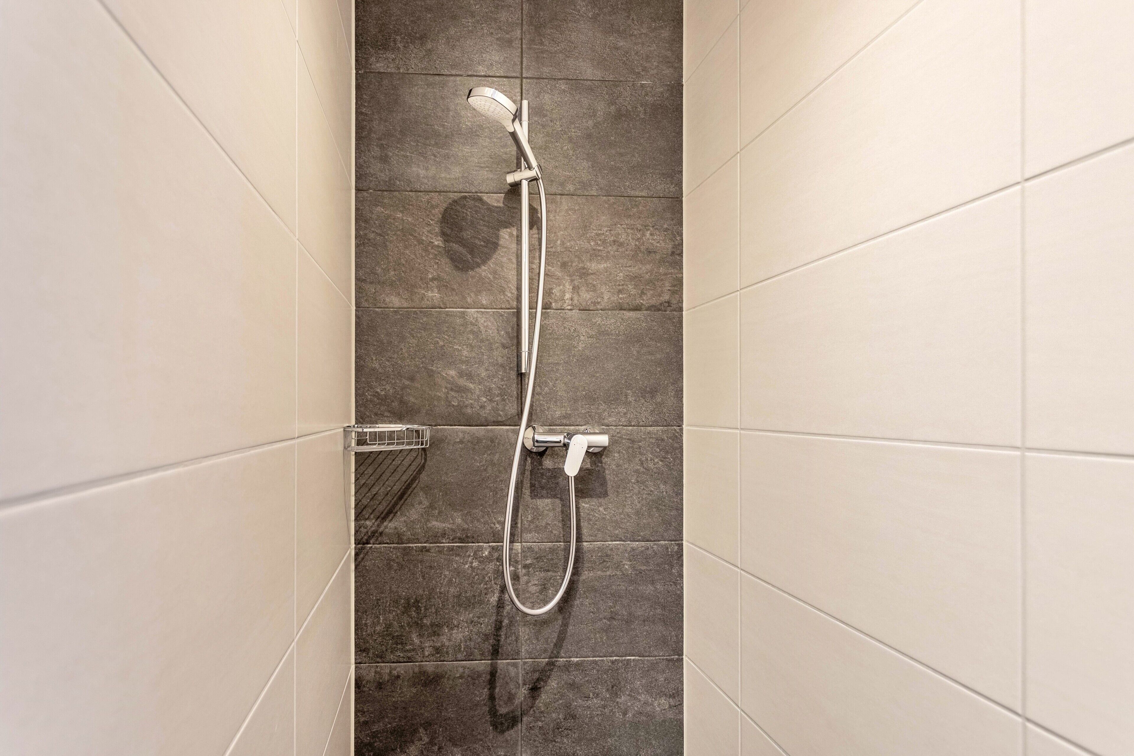 Shower, free toiletries, towels