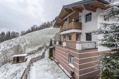 Holiday flat 'Apartment mit Blick Auf Die Berge' with mountain view, garden and WiFi.
