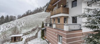 Holiday flat 'Apartment mit Blick Auf Die Berge' with mountain view, garden and WiFi.
