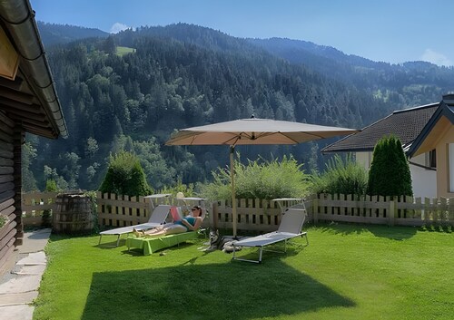 Ferienwohnung 'Chalet Berger' mit Bergblick, Gemeinschaftsgarten und WLAN