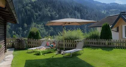 Ferienwohnung 'Chalet Berger' mit Bergblick, Gemeinschaftsgarten und WLAN