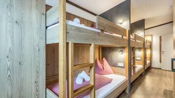 3 室のベッドルーム、WiFi (無料)、ベッドシーツ