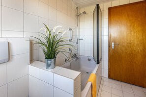 Badewanne, Haartrockner, Handtücher