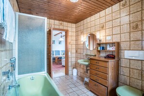 Banyera, assecador de cabells i tovalloles 