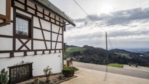 Un edificio tradicional de entramado de madera con vistas a un valle.