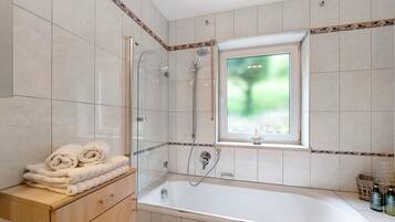 Tina, amenidades de baño gratuitas, secadora de cabello, toallas