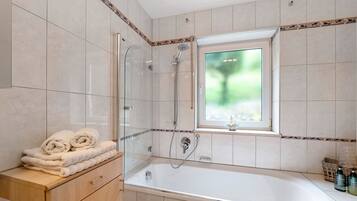 Badekar, gratis toiletartikler, hårtørrer, håndklæder