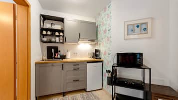 Kühlschrank, Mikrowelle, Herdplatte, Wasserkocher mit Kaffee-/Teezubehör