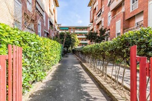 Property grounds - GuestHost - Modern apartment of 80 square meters, which can accommodate up to 4 people, located on the fourth floor of a building with a lift (steps to access). The property is located a few meters from Lungarno and Cascine Park, in an area ideal for wal (Firenze)