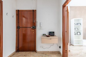 Interior - GuestHost - Modern apartment of 80 square meters, which can accommodate up to 4 people, located on the fourth floor of a building with a lift (steps to access). The property is located a few meters from Lungarno and Cascine Park, in an area ideal for wal (Firenze)