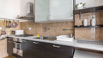 Réfrigérateur, micro-ondes, four, plaque de cuisson