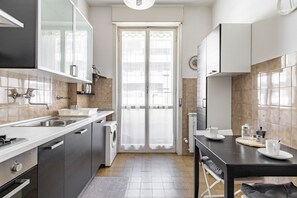 Fridge, microwave, oven, stovetop - Modern apartment of 80 square meters, which can accommodate up to 4 people, located on the fourth floor of a building with a lift (steps to access). The property is located a few meters from Lungarno and Cascine Park, in an area ideal for walking or cycl (Firenze)