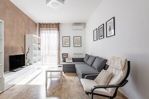 TV - GuestHost - Modern apartment of 80 square meters, which can accommodate up to 4 people, located on the fourth floor of a building with a lift (steps to access). The property is located a few meters from Lungarno and Cascine Park, in an area ideal for wal (Firenze)
