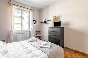 1 bedroom, iron/ironing board, WiFi, bed sheets - Modern apartment of 80 square meters, which can accommodate up to 4 people, located on the fourth floor of a building with a lift (steps to access). The property is located a few meters from Lungarno and Cascine Park, in an area ideal for walking or cycl (Firenze)