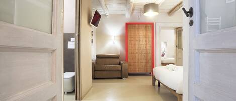 2 bedrooms, iron/ironing board, internet, bed sheets