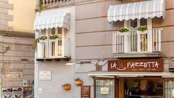 Un edificio con vetrina che espone insegna 'La Pizzetta' e offre cibo da strada.