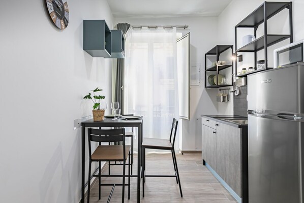 Réfrigérateur, micro-ondes, plaque de cuisson, grille-pain