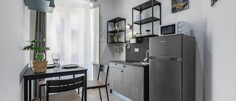 Kühlschrank, Mikrowelle, Herdplatte, Toaster