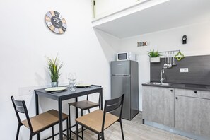 Kühlschrank, Mikrowelle, Herdplatte, Kochgeschirr/Geschirr/Besteck