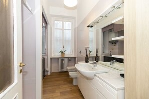 Shower, hair dryer, bidet, towels - Borgo Po Comfortable Apartment x4 (Torino)